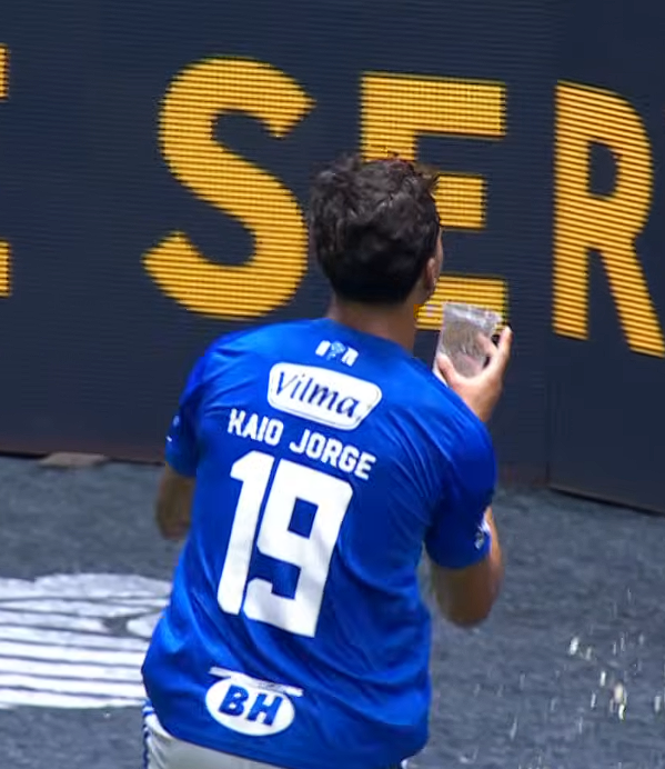 QGdoCruzeiro's tweet photo. Kaio Jorge pegou o Copo de água que jogaram nele e deu um gole kkkkkkkkkkkkkkkkkkkkkkkkkkkkkkkkkkkkkkkkkkkkkkkkkkkkkk https://t.co/qwh0MTJ3BT