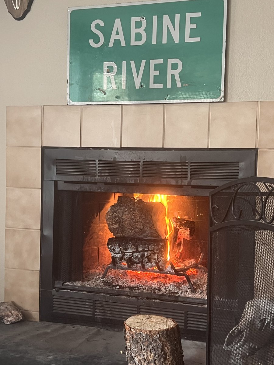 Pinkbarb27's tweet photo. A fantastic Sunday when it’s too cold to go outside. https://t.co/RlM64XqQME