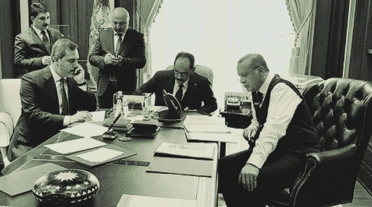 cakilindedesi's tweet image. #Devlet Yönetiyor #DEVLET..

Kökleri Mazide, Dalları ati'de Kocaman Bir Çınar bu DEVLET.

Ve Dünya Mazlumları, bir Lider arayan İslam Dünyası Bu Çınarın gölgesine koşuyor..
🇹🇷🇹🇷🇹🇷🇹🇷🇹🇷 #Türkiye