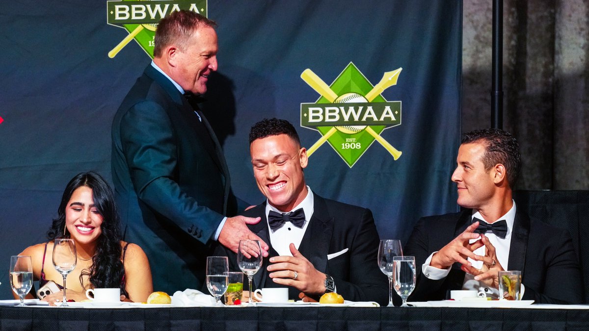 Last night, Pat Murphy officially accepted his second straight NL Manager of the Year Award 🏆🏆