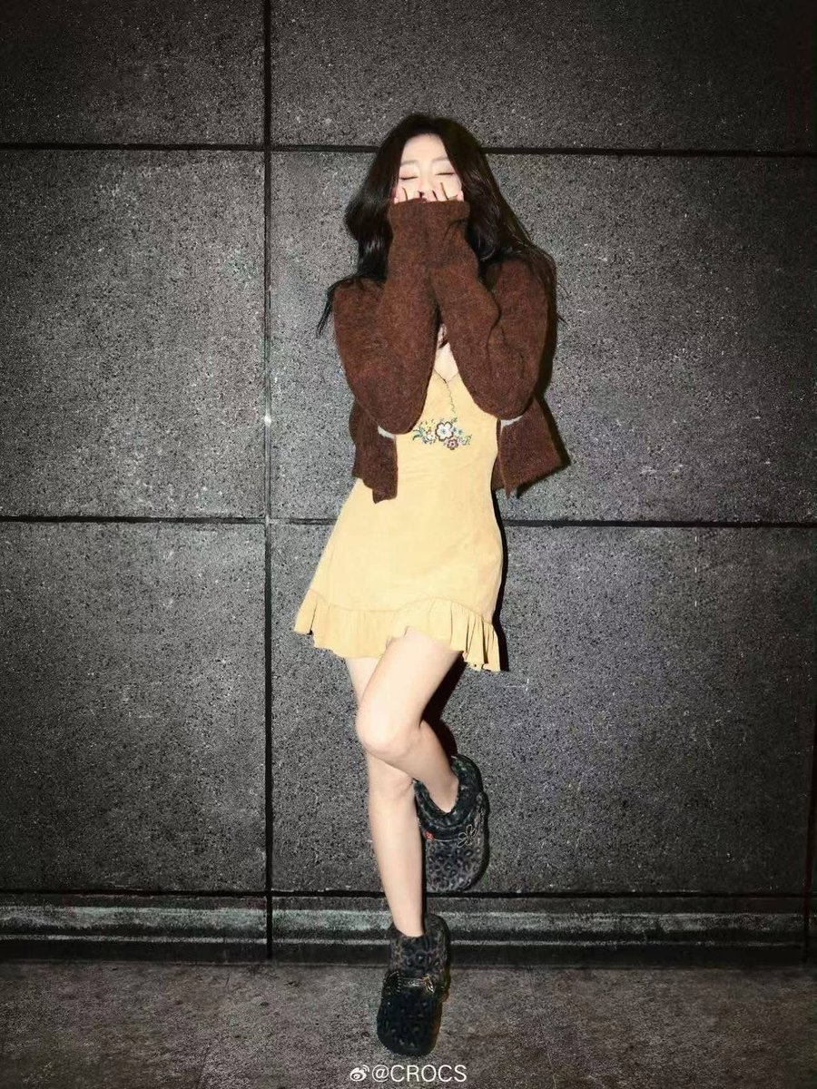 Lulu and her long legs🥵

 #BaiLu for #Crocs