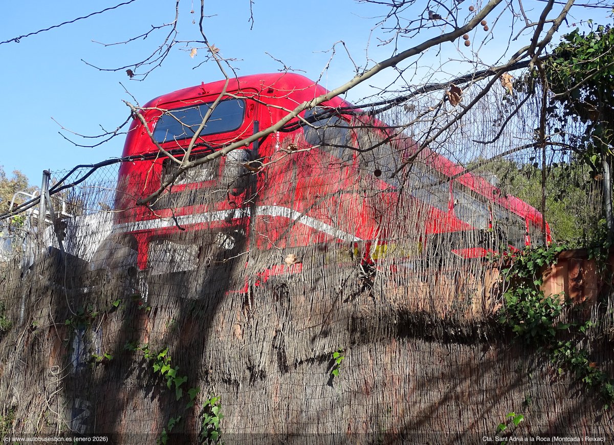 En un parking de camiones que se encuentra al lado de la gasolinera de la Cta. Sant Adrià a la Roca en Montcada, hemos encontrado un autobús #Routemaster de dos pisos, de ¿Londres? ¿Alguna información más al respecto?, ¿preservado? <a href="/RoutemasterUK/">Routemaster Assoc</a> #Barcelona #Spain