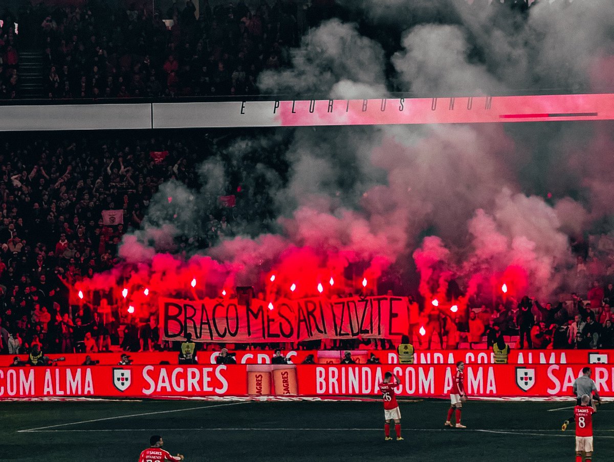 ultrasbenfica__'s tweet photo. Do 𝐒𝐏𝐎𝐑𝐓 𝐋𝐈𝐒𝐁𝐎𝐀 𝐄 𝐁𝐄𝐍𝐅𝐈𝐂𝐀 não se desiste. Juntos! 🔴⚪️ https://t.co/X35fS8zYzN