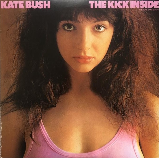 REDEROS2's tweet photo. #KateBush – #TheKickInside (1978)
これは「天才のデビュー」という言葉が、最も安直で最も正確に当てはまる。
高音域を自在に行き来する声は、一見すると可憐だが、感情は決して安全圏に収まらない。
欲望、死、嫉妬、孤独──題材はむしろ過激ですらある。
#ArtPop #WutheringHeights https://t.co/rR5AIgs9Sy
