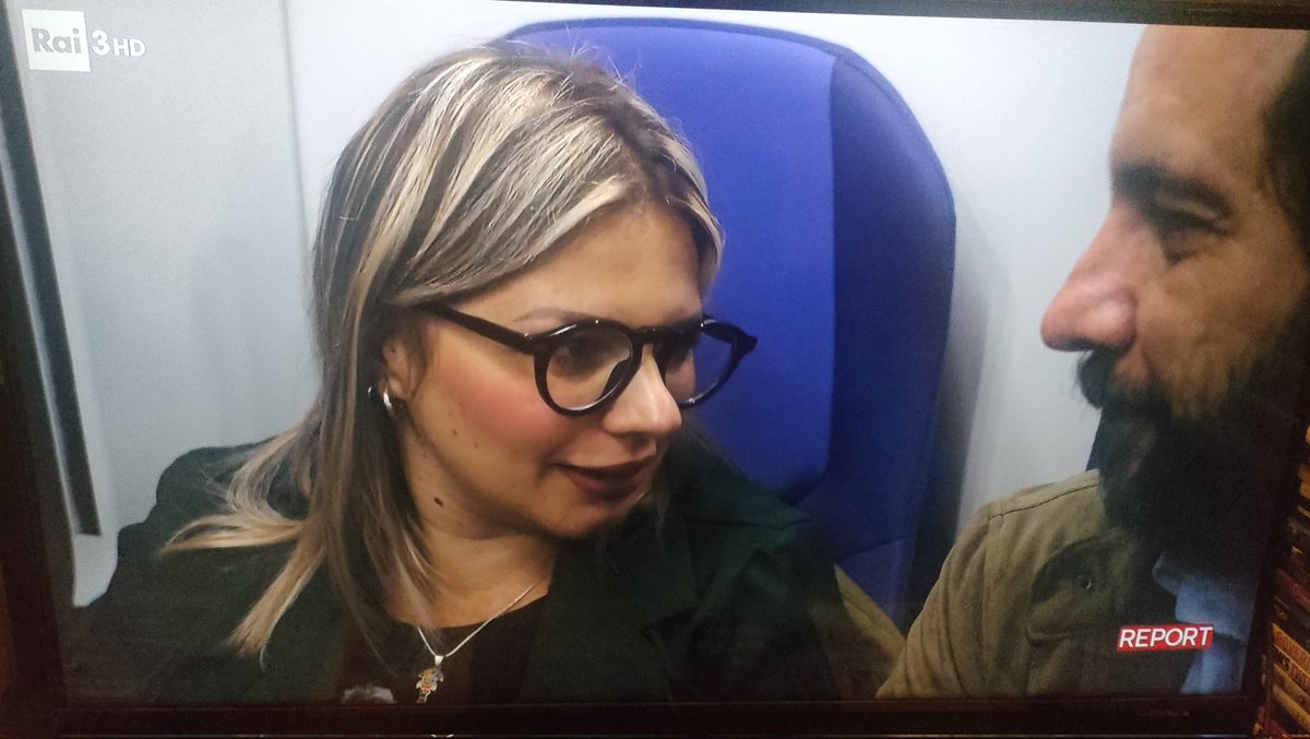 #Insegnanti precari da anni, costretti ad ore di viaggio da #pendolare per arrivare alla sede della scuola. Lo stato italiano tratta così le persone che hanno in mano il futuro del nostro paese e che devono formare i nostri figli #report