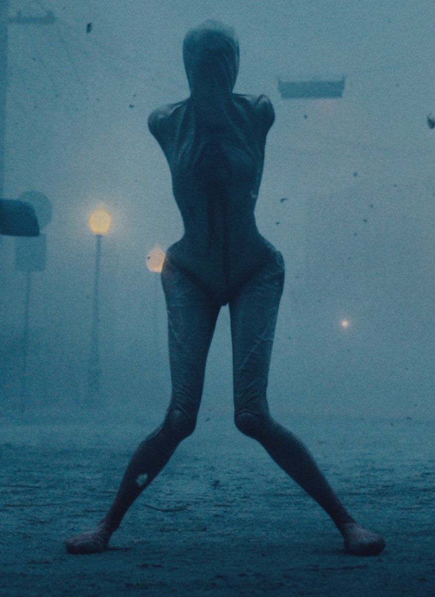 JoshTheMedic's tweet image. Not to beat a dead horse but the lying figure/patient demon looked way better in the first film. Idk, at least to me, it looked like an otherworldly abomination but in rtsh it’s obvious it’s just a girl wearing a cheap nylon suit with her arms cgi’d out. 

#ReturnToSilentHill 🌫️