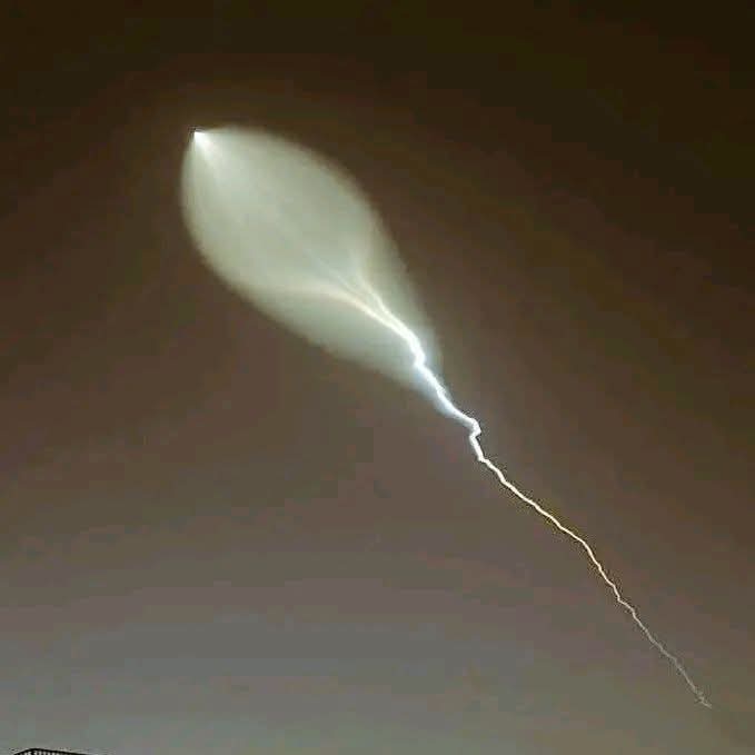 IranDefenceForc's tweet image. This is how Iran’s 🇮🇷 hypersonic missile Fattah-2 appears as it breaks the sound barrier reportedly traveling at nearly 15 times the speed of sound. 🚀⚡