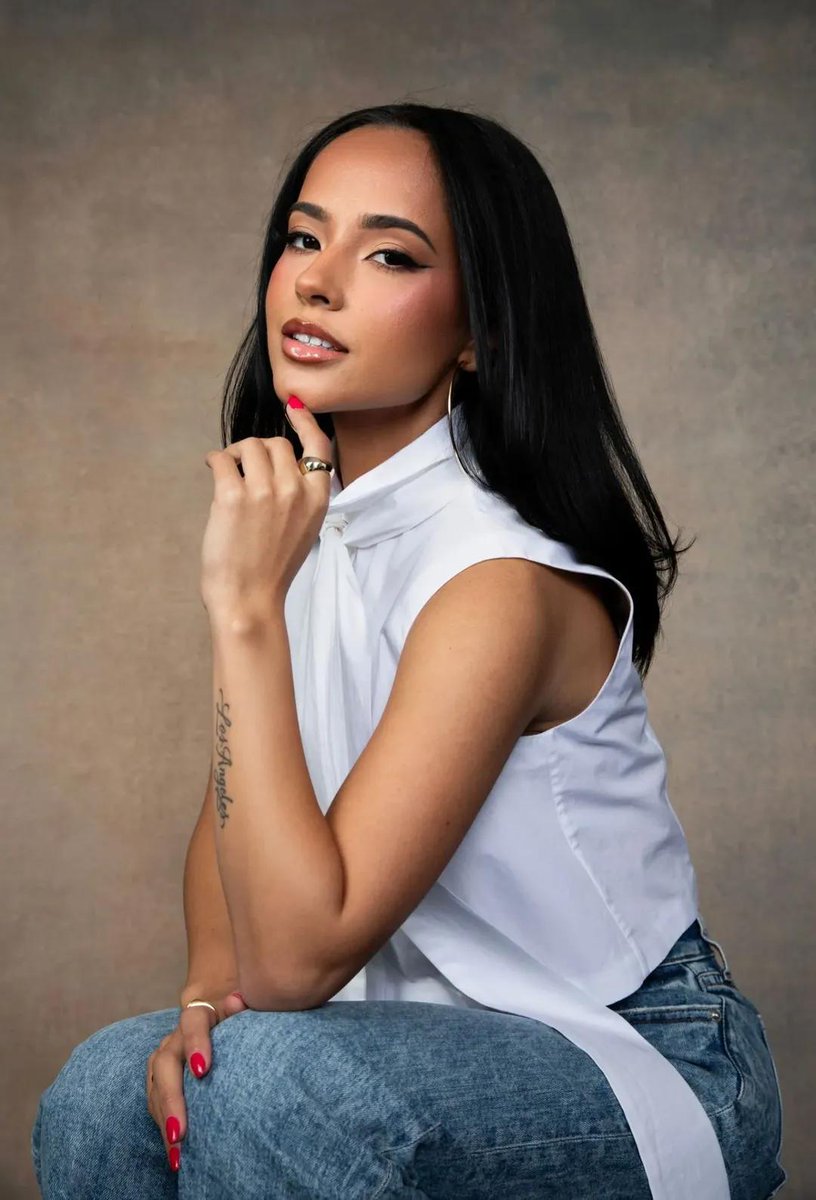 🤍🤍 • <a href="/iambeckyg/">Becky G</a>