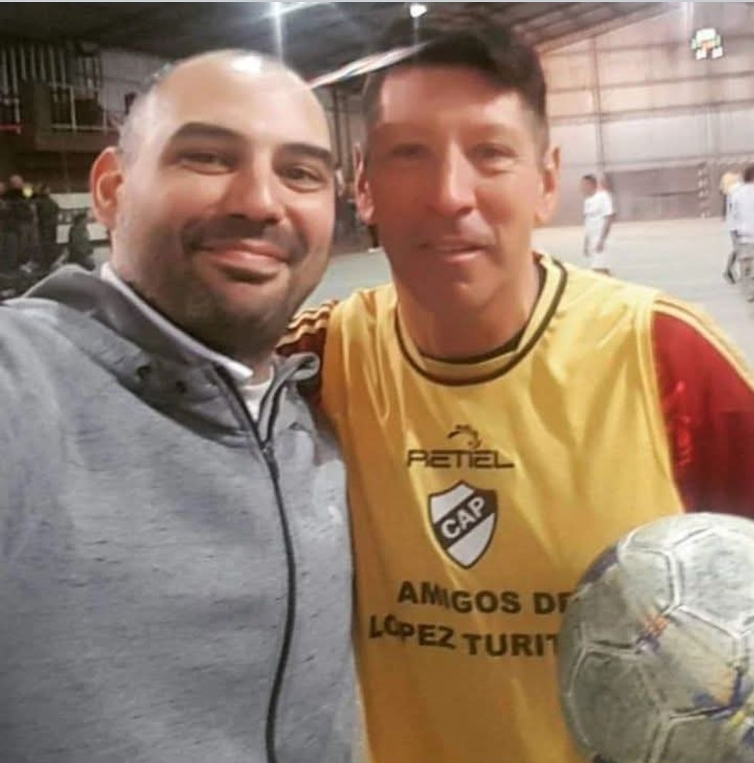 GaSantagata's tweet image. Hoy cumple años Manuel Serrano quien vistió la camiseta de #Platense en 172 partidos y todos en 1° División. En cancha tuvo la oportunidad de ganarles a todos los equipos "Grandes" del fútbol Argentino. Feliz día #crack