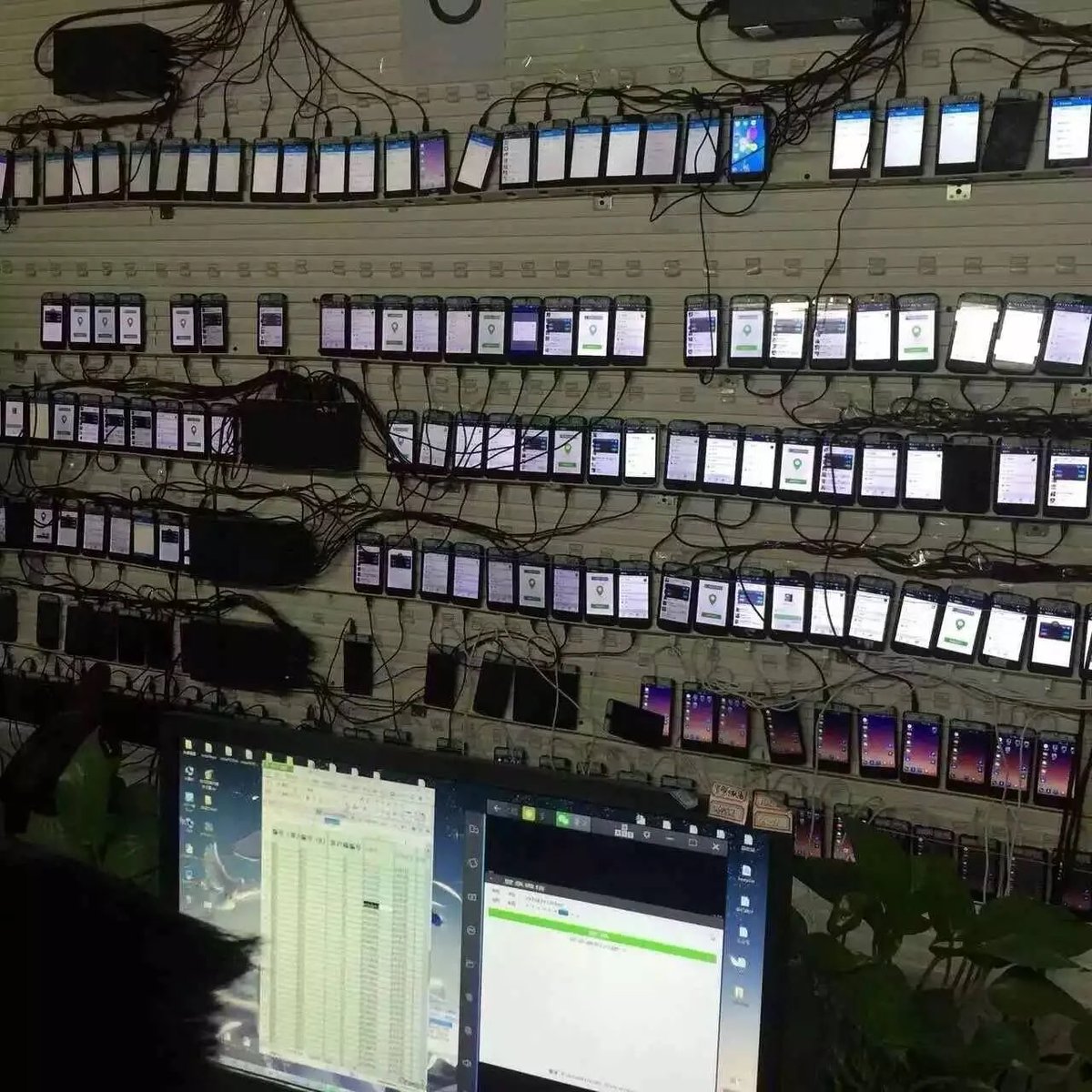 Viral olduğunu sandığınız hiçbir şey öyle düşündüğünüz gibi rastgele olmuyor.

Gelin size arka planda nasıl oyunlar dönüyor tane tane anlatayım.

Şunu hiçbir zaman unutmayın. Sizi her zaman av olarak, yem olarak görüyorlar.

Ortaya bir meme çıktığında bunu hemen malzeme yapmak