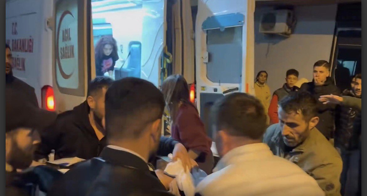 DemGencResmi's tweet photo. Mersin Tarsus Gazipaşa’da Rojava eylemi sonrası MHP’li Hüseyin Kanlıbıçak adlı saldırgan rastgele ateş açtı. Teyzesinde misafir olan 24 yaşındaki Kobanêli Baran Abdi balkonda başından vurularak katledildi. 

Faşist saldırılar ve baskılar bizi Rojava’yı savunmaktan vazgeçiremez! https://t.co/6zdDGxUKXB
