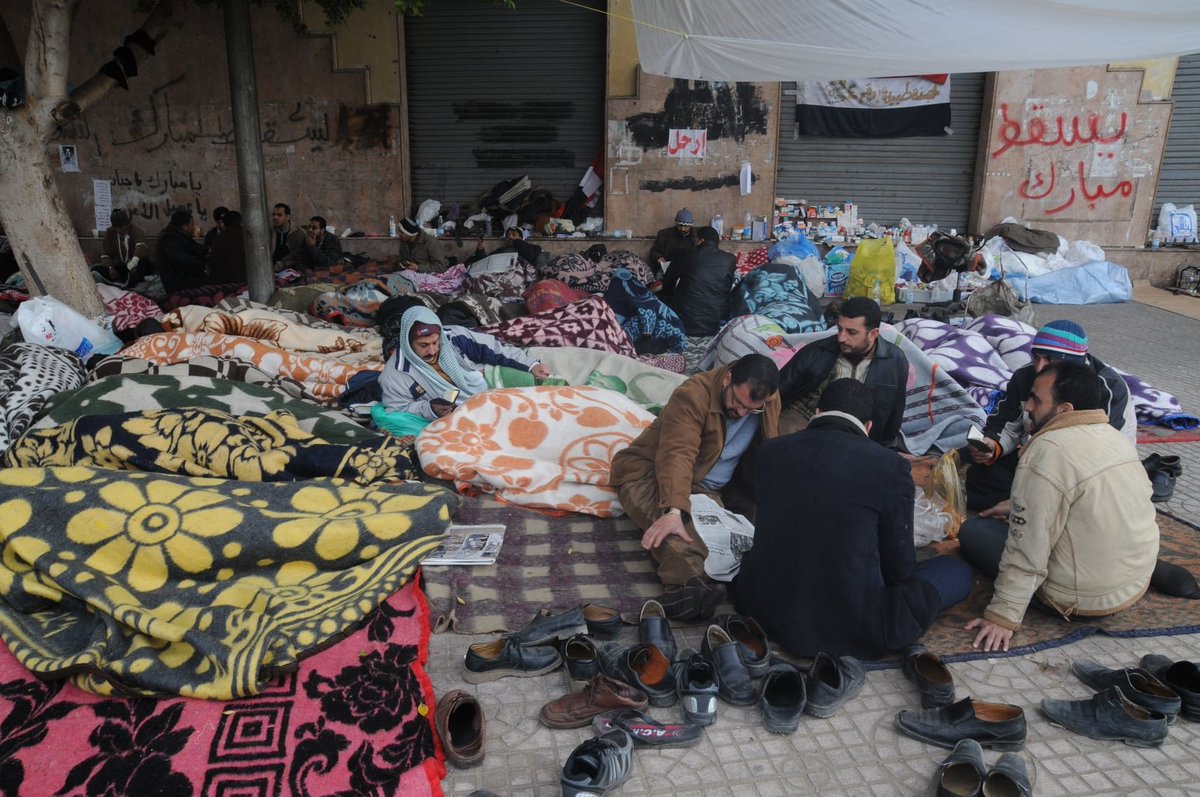 من توثيق بعض الأصدقاء في اعتصام ال18 يوم في ميدان التحرير:شباب شيوخ عائلات أطفال مثقفين علماء رجال دين مصريين من جميع أنحاء مصر العظيمة من شرقها لغربها.
كنا بنتعرف على بعض لأول مرة نصلي ندعي نغني نقول شعر ناكل مع بعض نتناقش، مشاعر لن يفهمها إلا من عاشها #انا_شاركت_في_ثورة_يناير