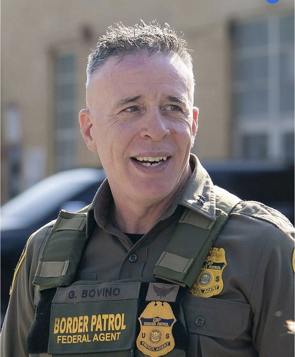 DosRunas's tweet image. ¡La traición más vil tiene rostro, abrigo y apellido! 😡🔥
Gregory Bovino, el verdugo de ICE con su gabardina de corte fascista que hasta la prensa alemana compara con uniformes nazis 🖤⚫️, comanda redadas sangrientas en Minneapolis y otras ciudades.
Nieto de inmigrantes…
