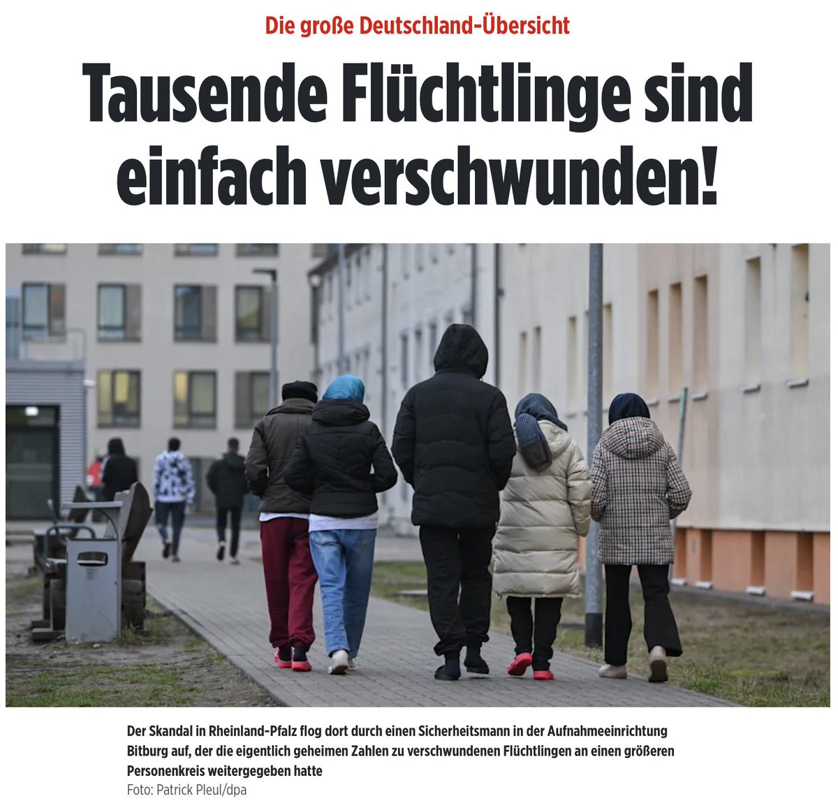 Tausende Illegale, die in unser Land strömten, sind verschwunden. Niemand weiß, wo sie sind. TAUSENDE. Während Deutsche fette Strafen zahlen, wenn sie den Müll nicht trennen oder den Bürgersteig nicht fegen. Totale Disziplin für Deutsche, totale Gleichgültigkeit gegenüber