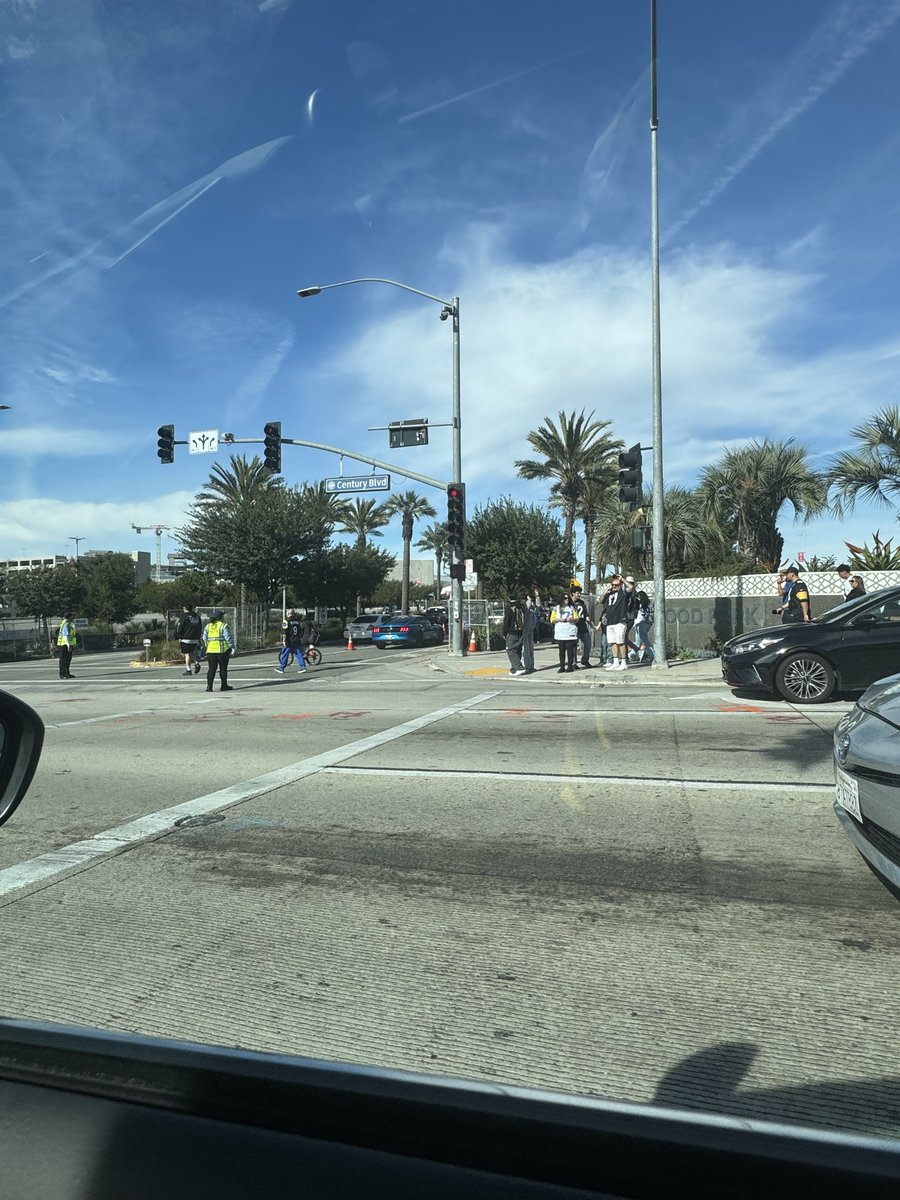 alrededores de Bellisimo SoFiStadium. Let’s go Rams!!! 
Está noche la ciudad se volvera locaaaaa! 
#GoRams we got this!!