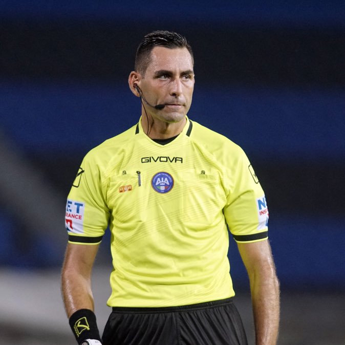 tutto il centrocampo ammonito, falli a senso unico, fuorigiochi inesistenti fischiati prima che finisse l’azione, gestione cartellini a senso unico, atteggiamento da fenomeno

grandissimo figlio di puttana missione compiuta