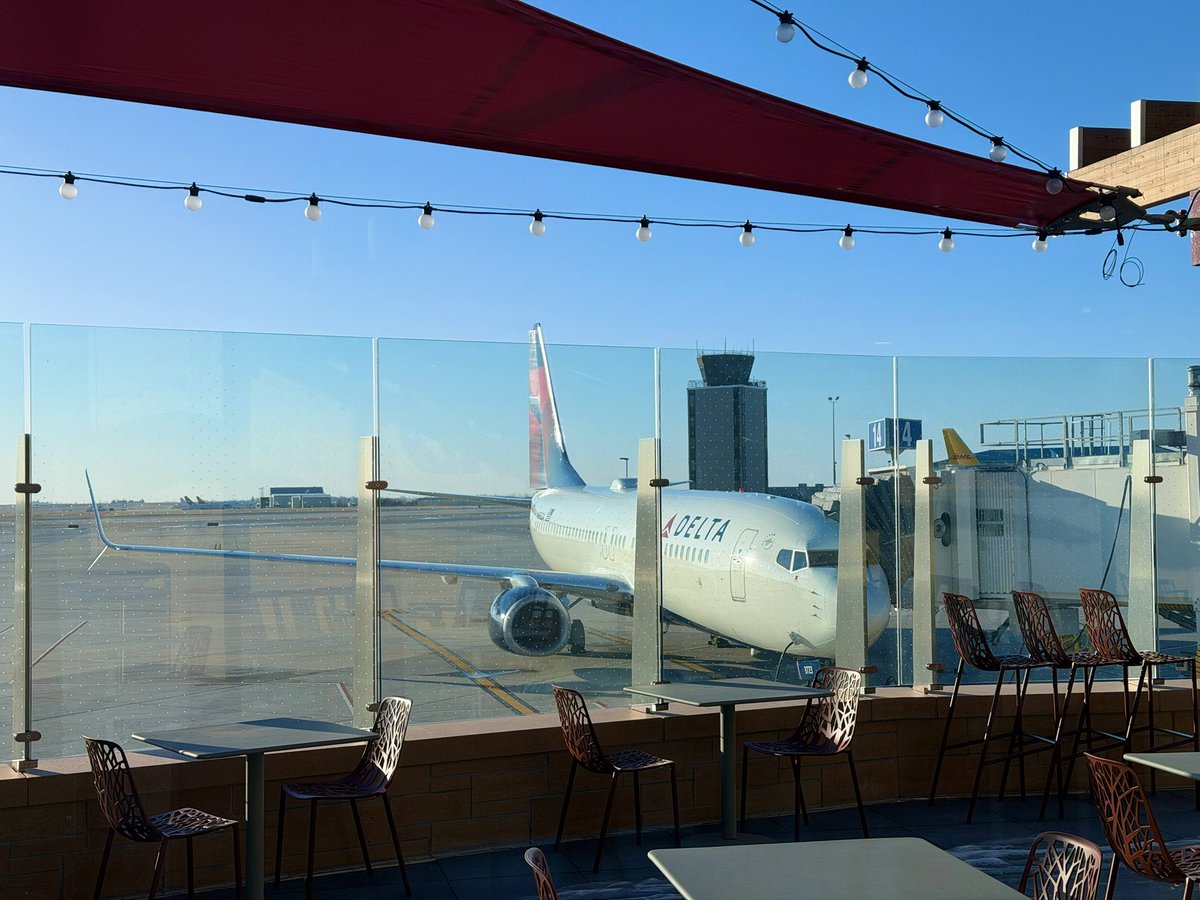 ATL spending the day sunbathing at CID while an ice storm hits the south ✈️👍🏻