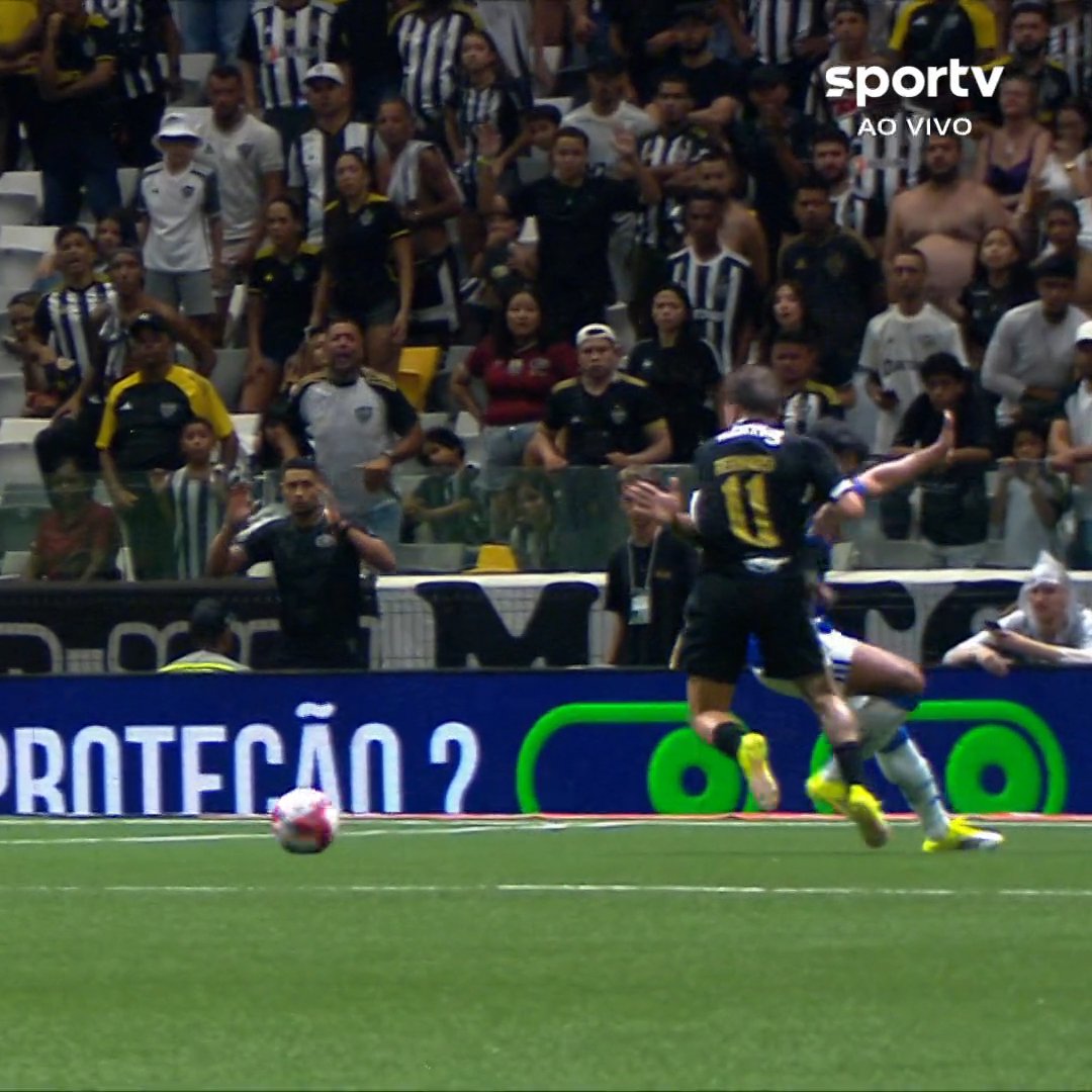 DoentesPFutebol's tweet photo. Time do Atlético na bronca com o árbitro, querendo pênalti de Kaiki em Bernard. https://t.co/8mQTk3G89t