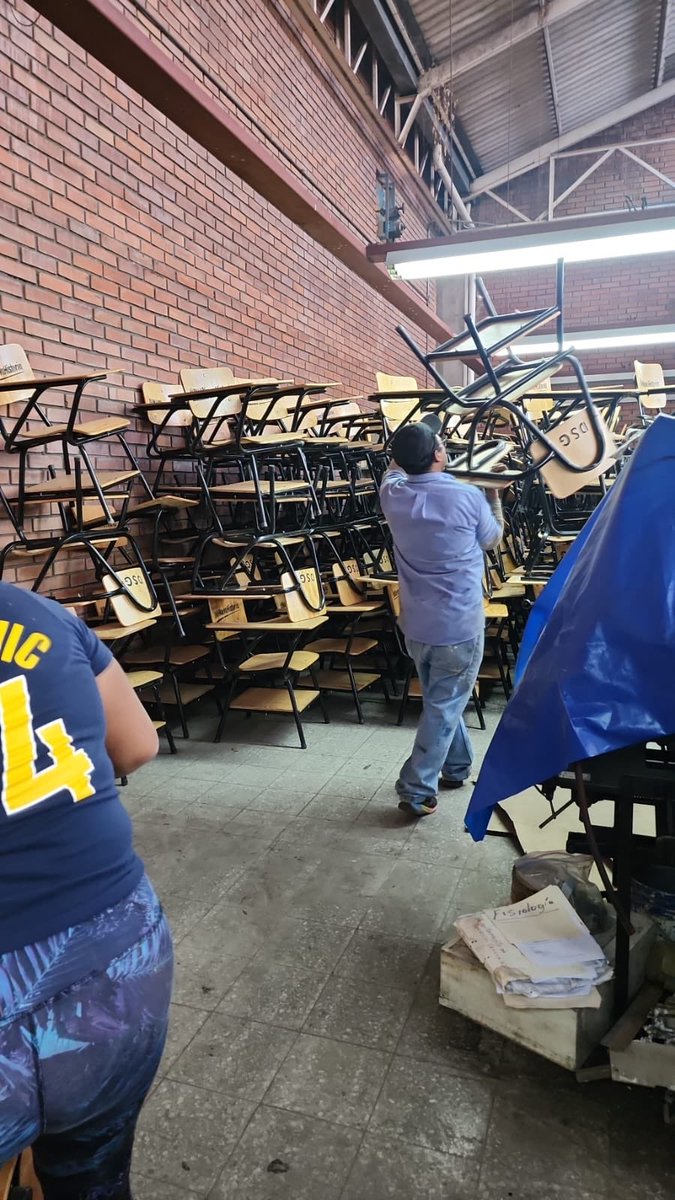 Quedó en el pasado y es historia la falta de pupitres en las aulas y banquillos para los laboratorios. Hemos estado invirtiendo para mejorar las condiciones de nuestra comunidad universitaria, para que tengan una atención digna. 

Hoy nuestro equipo de servicios generales está