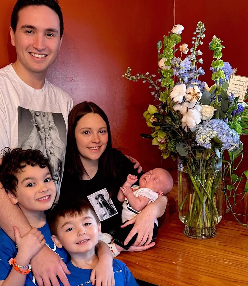 Beyoncé enviou flores para a família que ela fez um chá revelação durante a “COWBOY CARTER TOUR”, após o nascimento do pequeno. 🤍

“Parabéns pelo seu mais novo cowboy. Enviando meu amor e minhas bênçãos, B.”