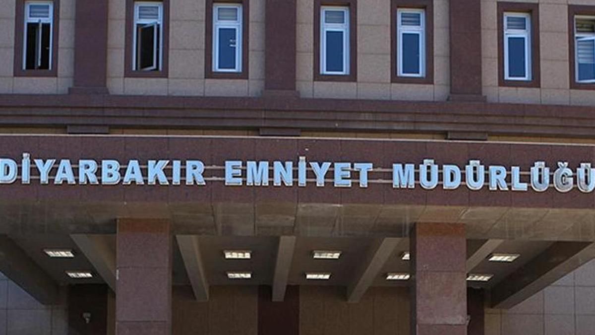 Diyarbakır Emniyet Müdürlüğü’müze geçmiş olsun. 

Allah Polisimizi, Jandarmamızı ve Askerimizi korusun.🙏🇹🇷