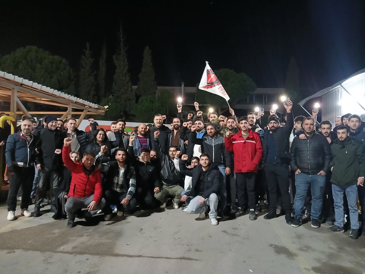 Migros’un Çayırova ve Şekerpınar’daki depolarında insanca yaşamaya yetecek bir ücret mücadelesiyle gece-gündüz direnen işçi kardeşlerimizi ziyaret ettik. Partimiz tüm imkanlarıyla bu haklı direnişi destekleyecektir.

Bir kez daha söylüyorum; Migros patronunun işçiye hakkını