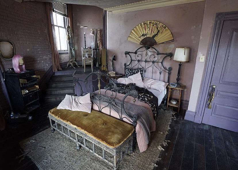 lizcomicss's tweet image. girls don’t want love they want selina kyle’s apartment from the batman 2022