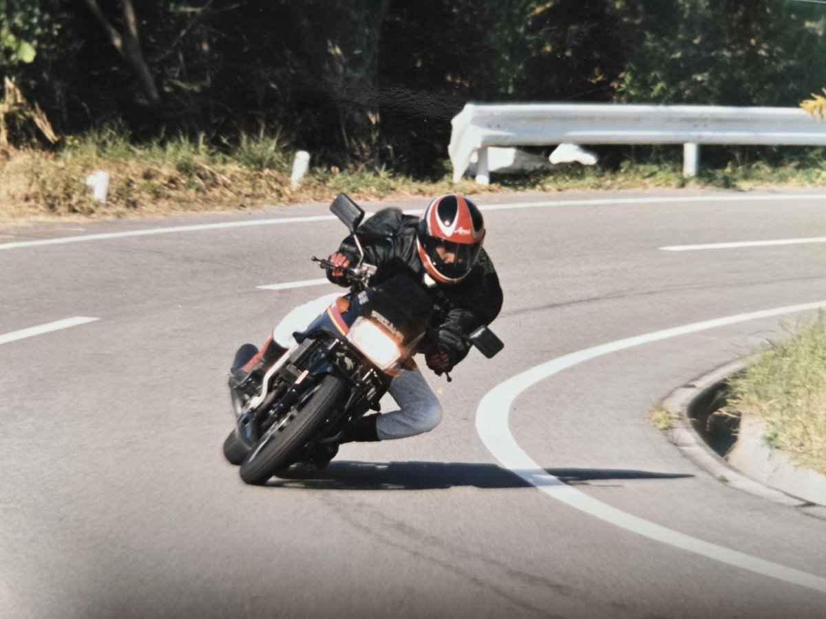 Braevurn's tweet image. 片付けしてたら40年前の写真が出てきました✨
この時の愛車はヤマハFZ250PHAZER
懐かしいなぁ(´Д｀)

#FZ250
#バイク乗りと繋がりたい
#バイク好きと繋がりたい
開運戦士ブレイバーン