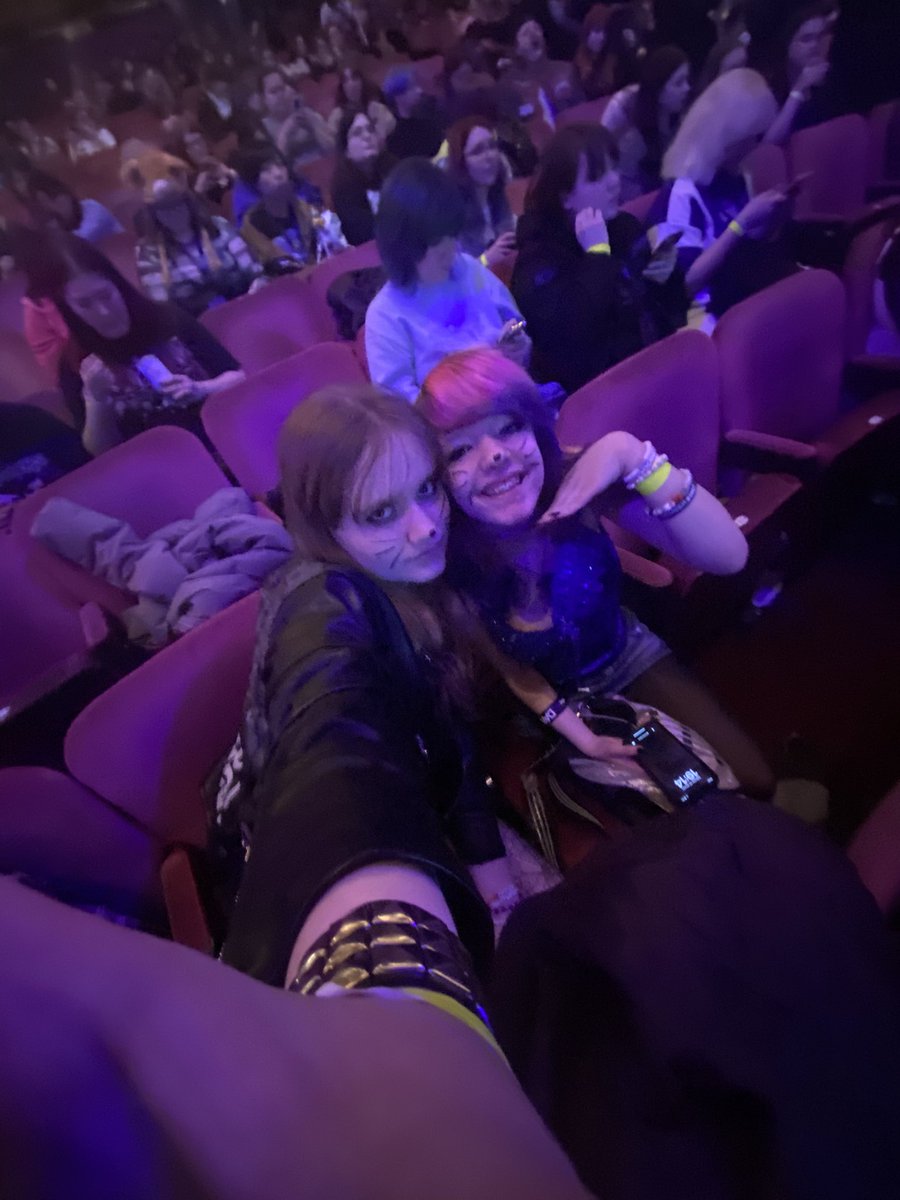 onlymayout's tweet image. one Entire Freaking Year  since i met dan and phil … Sigh i  miss her it was  one of the best days of my life 💔🙁