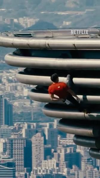 #Skyscraperlive on Netflix is a must watch. <a href="/AlexHonnold/">Alex Honnold</a> of Free Solo fame climbing the Taepei 101 skyscraper with no safety gear.

This no-hands moment had me reaching for the sick bucket.