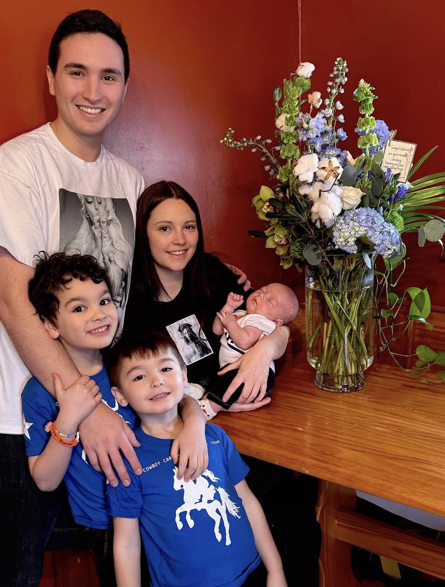 beyonceaccess's tweet image. O bebê que a Beyoncé fez a revelação do sexo em um dos shows da Cowboy Carter Tour nasceu e ela enviou flores com uma carta parabenizando a família. 🥹🩷

“Parabéns para o seu mais novo cowboy. Estou enviando meu amor e muitas bençãos para vocês.”