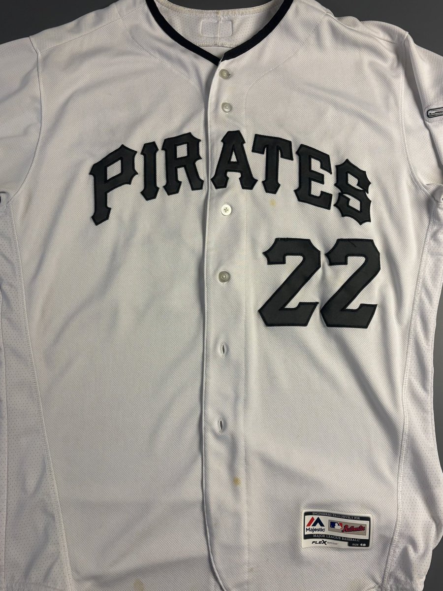 bucscollector's tweet photo. @alphacardguy42 Cutch autographed authentic Salute to Service White Jersey

Does have some small yellow stains on the front, not noticeable from the back

175$ shipped https://t.co/NJVgi4O26f