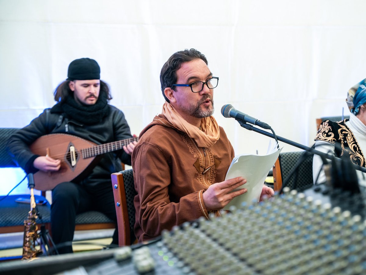 Si è concluso ad Algeri il viaggio poetico! 
Dopo le tappe di Tlemcen e Sidi Bel Abbès, l’incontro finale si è svolto a Dar Abdelatif, dove i poeti hanno condiviso le proprie poesie, dando vita a un momento intenso di scambio tra le due rive del Mediterraneo.