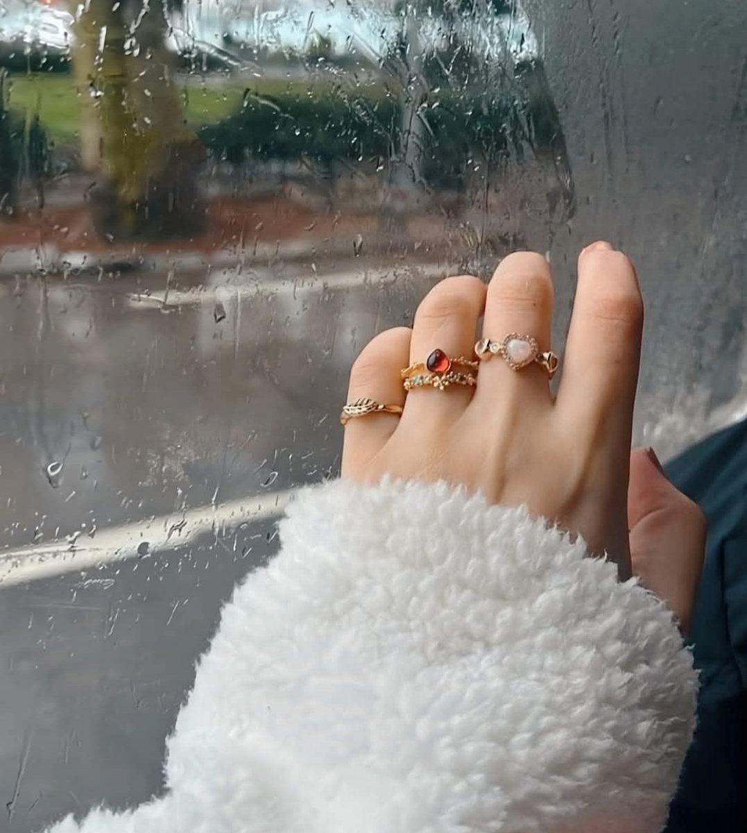 ليتك علمتني قبل لا ابتلي فيك 
انك غيمة صيف ما تروي ضما