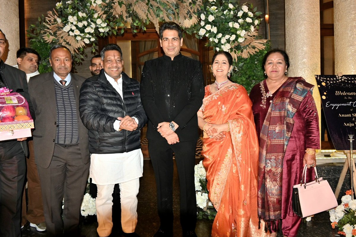 gobindkandaa's tweet photo. हमारे अत्यंत प्रिय मित्र श्री अजय जिंदल जी (कैश क्लॉथ हाउस) के सुपुत्र शुभम की रिंग सेरेमनी में शामिल होने का सौभाग्य प्राप्त हुआ।
इस खुशी के अवसर पर परिवारजनों एवं सगे-संबंधियों से आत्मीय मुलाकात हुई। 
नवयुगल को उनके नए जीवन की शुरुआत के लिए ढेरों शुभकामनाएं । https://t.co/y2vi0scila