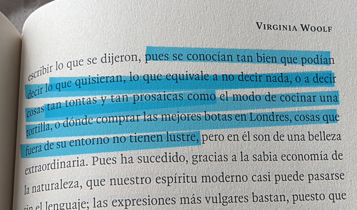 Linnacha's tweet photo. ¿Ya se leyeron "Orlando" de Virginia Woolf? Muy recomendado, adelantado a su época y cargado de reflexiones de la evolución de la mujer, la sociedad y el amor. 
Virginia nos habla desde 1928 y la escuchamos como hasta el 2026.
#DomingoDeLectura https://t.co/jUmdZQuva1