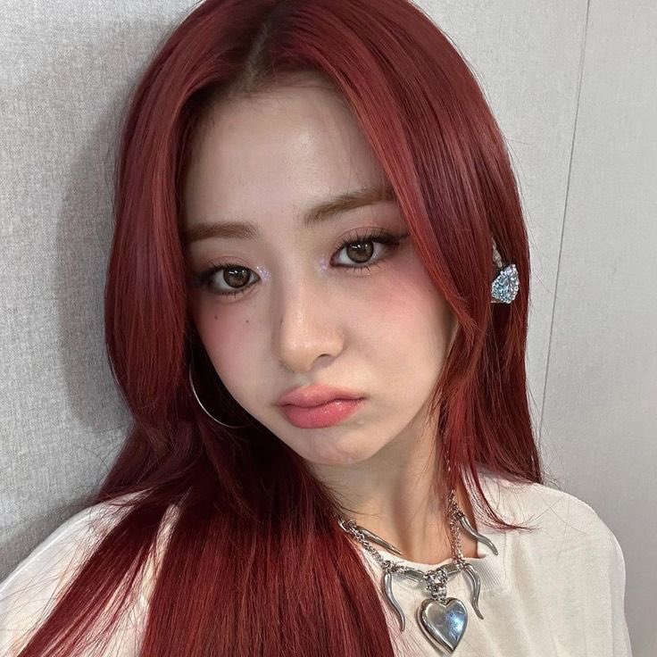 HUH YUNJIN.