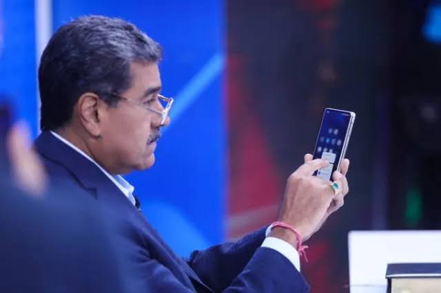 SystemRayane's tweet image. Ŕecordando... el día que Nicolás Maduro "Eliminó" WhatsApp de su Teléfono e invitó a los chavistas hacerlo; es lo más ridículo e ignorante que hizo en su gobierno, pues mientas que Eliminó WhatsApp e insultó a Mark, se dejó instalado Instagram y Facebook.

Tremendo imbécil, JAJA