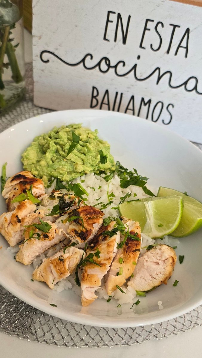 jcae2008's tweet image. Lunch vibes...
Cilantro Lime Chicken
#CookingVibes #JdsKitchen #ChalkboardtoCuttingBoard 
Recipe: tararecipes.com/cilantro-lime-…