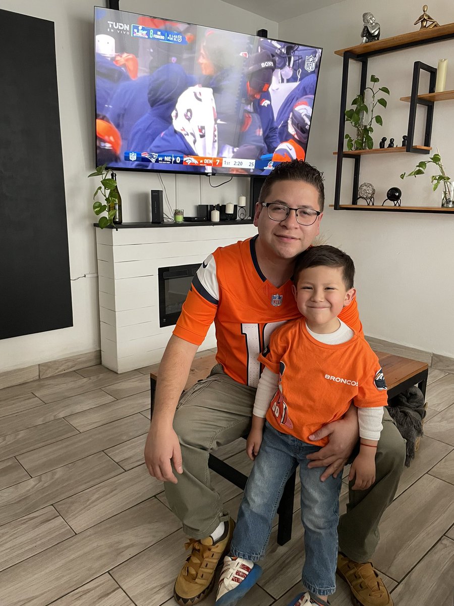 LadiesMan877's tweet photo. Vamos!!! #NFLENTELEVISA https://t.co/Q0zkphJ9ht