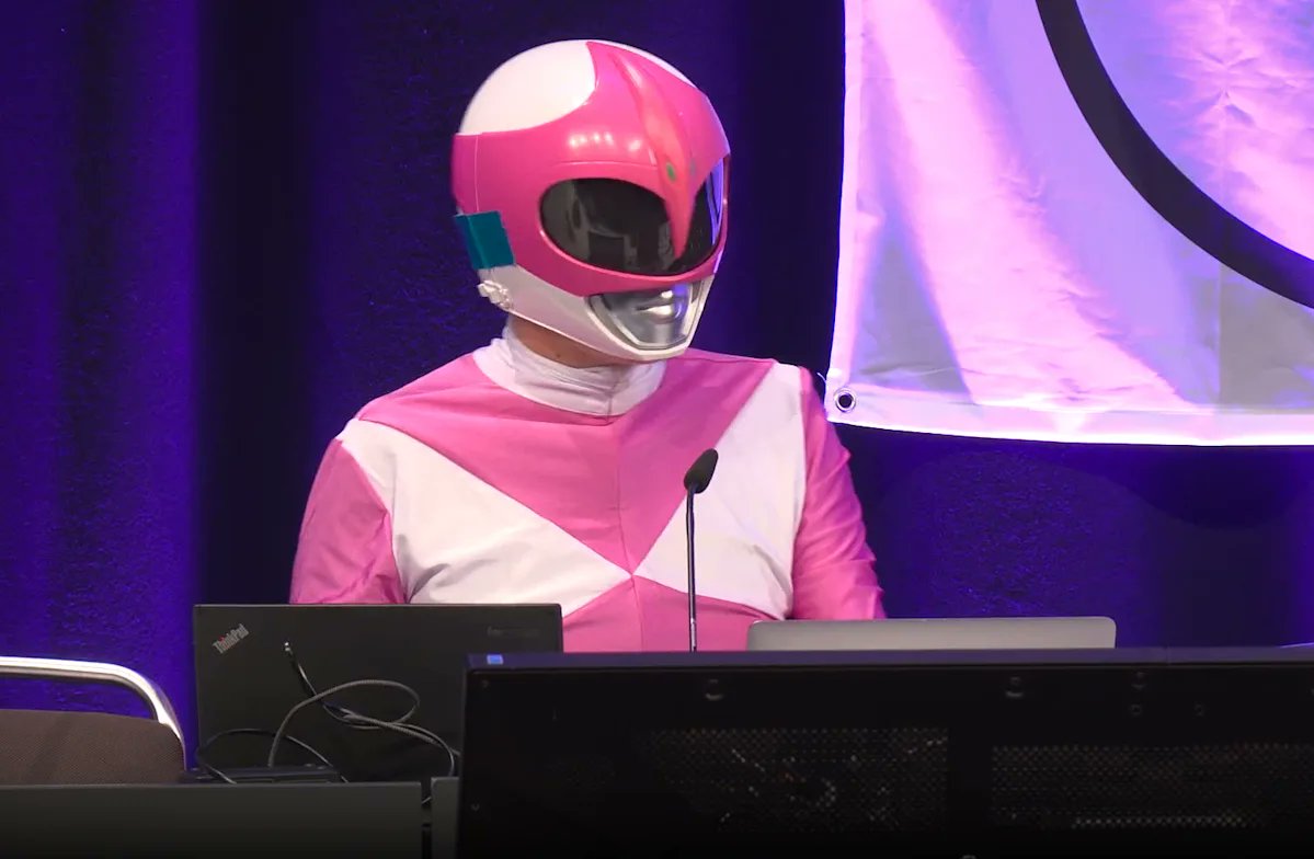 Una hacker vestita da Pink Ranger sale sul palco di una conferenza ad Amburgo e cancella tre siti nazisti in diretta. Il pubblico applaude. L'amministratore grida al cyberterrorismo. 

Ne parlo in questo articolo:

open.substack.com/pub/giuseppeac… 

#hacker
