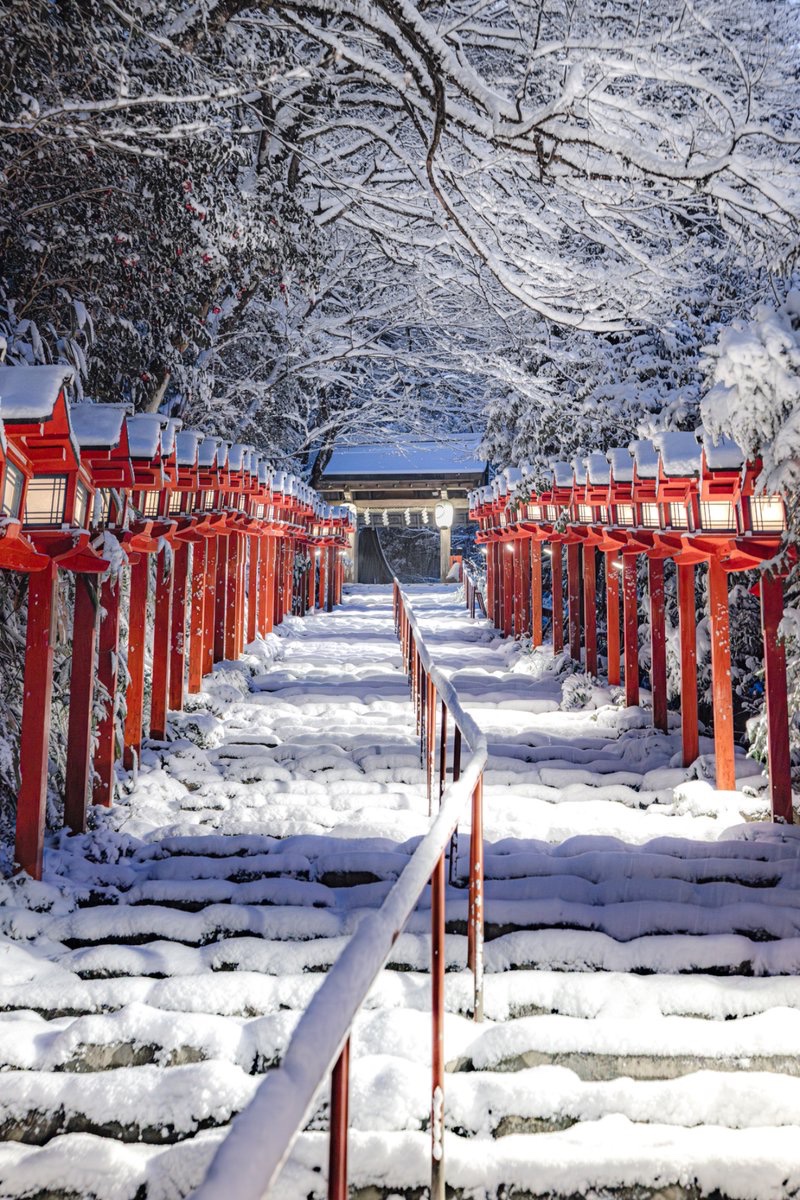 yuya0240's tweet image. 雪の貴船神社。
朱と白のコントラストが美しかった