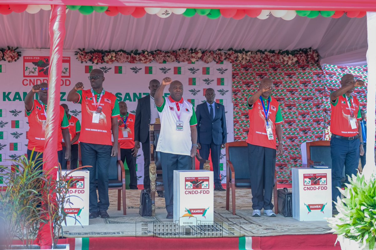 NtareHouse's tweet photo. Retour sur images du Congrès Extraordinaire du @CnddFdd tenu à @Gitega ce 25/1 sous les auspices du Chef de l’État et Président du Conseil des Sages, SE @GeneralNeva, lequel était accompagné par SE @Burundi1stLady.
Étaient invités le corps diplomatique, les partis politiques, etc https://t.co/eytNAb0Zdi