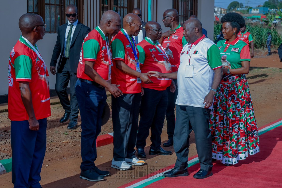 NtareHouse's tweet photo. Retour sur images du Congrès Extraordinaire du @CnddFdd tenu à @Gitega ce 25/1 sous les auspices du Chef de l’État et Président du Conseil des Sages, SE @GeneralNeva, lequel était accompagné par SE @Burundi1stLady.
Étaient invités le corps diplomatique, les partis politiques, etc https://t.co/eytNAb0Zdi