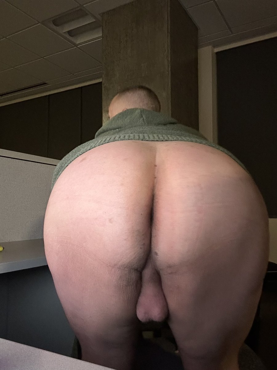 dfwguy87's tweet photo. Office things #DfwFreaks #dfwgayguy #dfwgay
#ottergay #gaybottom #justsomeass https://t.co/F6UV7e5uJ2