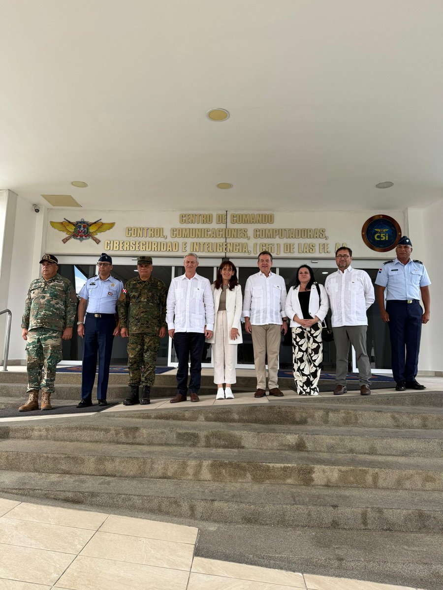 itobisono's tweet photo. Junto al presidente electo @joseantoniokast y su delegación, visitamos el C5i, unidad de inteligencia del @MDefensaRD, encabezada por el Teniente General Carlos Antonio Fernández Onofre, donde conocieron los mecanismos de interoperabilidad, inteligencia y control fronterizo y migratorio, así como la tecnología aplicada, con miras a evaluar prácticas que puedan ser implementadas en Chile.