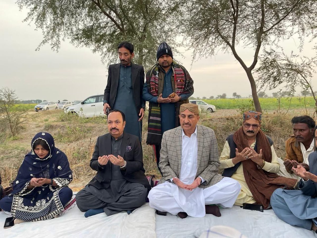 صوبائی وزیر جامعات محمد اسماعیل راہو، معاون خصوصی ڈاکٹر شام سندر آڈوانی اور پیپلزپارٹی کی سابقہ سینیٹر کرشنا کولھی نے ضلع بدین کے گوٹھ پیرو لاشاری میں قتل ہونے والے کیلاش کولھی کے گھر پہنچ کر ورثاء سے تعزیت کی۔
<a href="/MIsmailRahoo/">M. Ismail Rahoo</a>