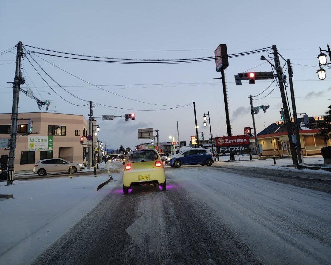 今朝目覚めたら……😨吹雪で雪が飛ばされたからいいものの風がなかったら