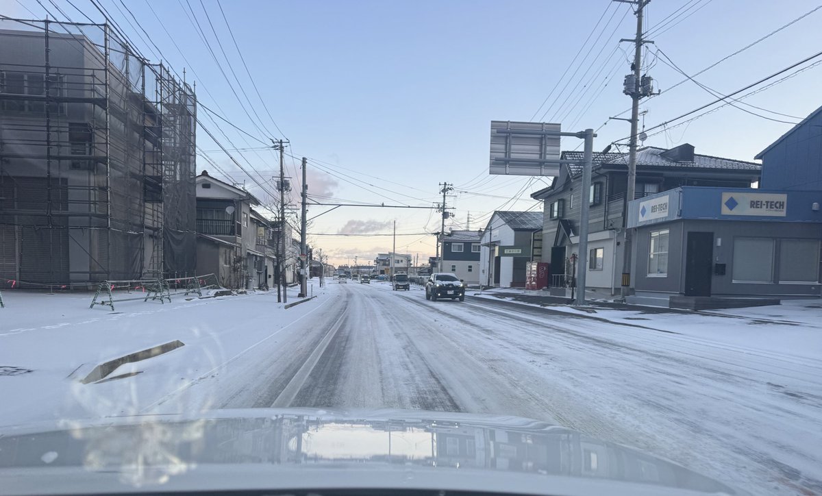 今朝目覚めたら……😨吹雪で雪が飛ばされたからいいものの風がなかったら