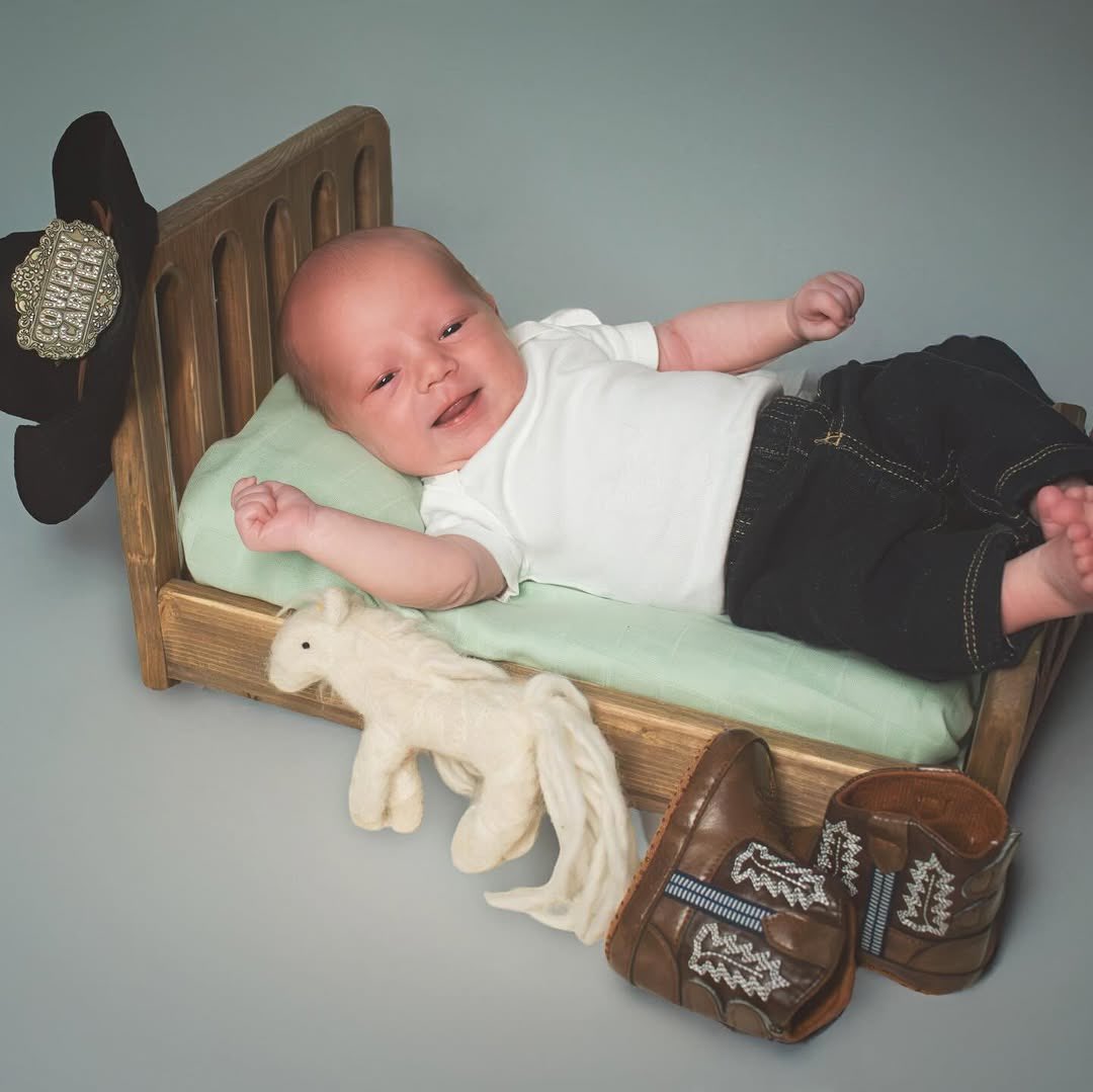 beyonceaccess's tweet image. QUE FOFURA! O ensaio fotográfico dele de new born foi feito no tema cowboy. 😩💙💙